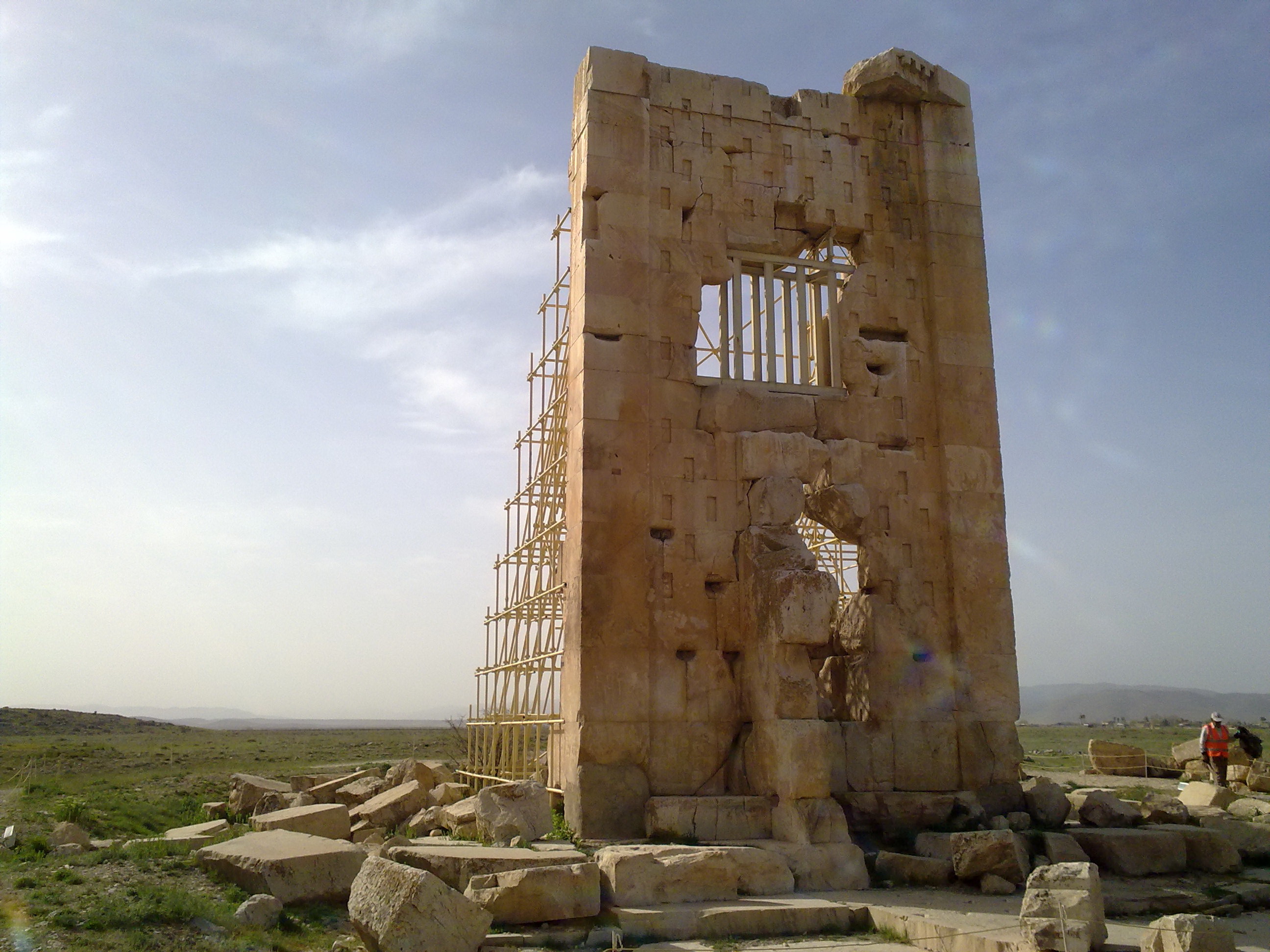 picture of ruins in pasargad